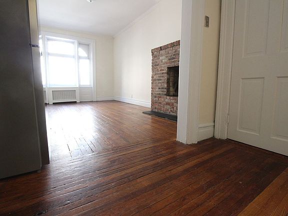 3rd image of 136 W 71st St APT 4F