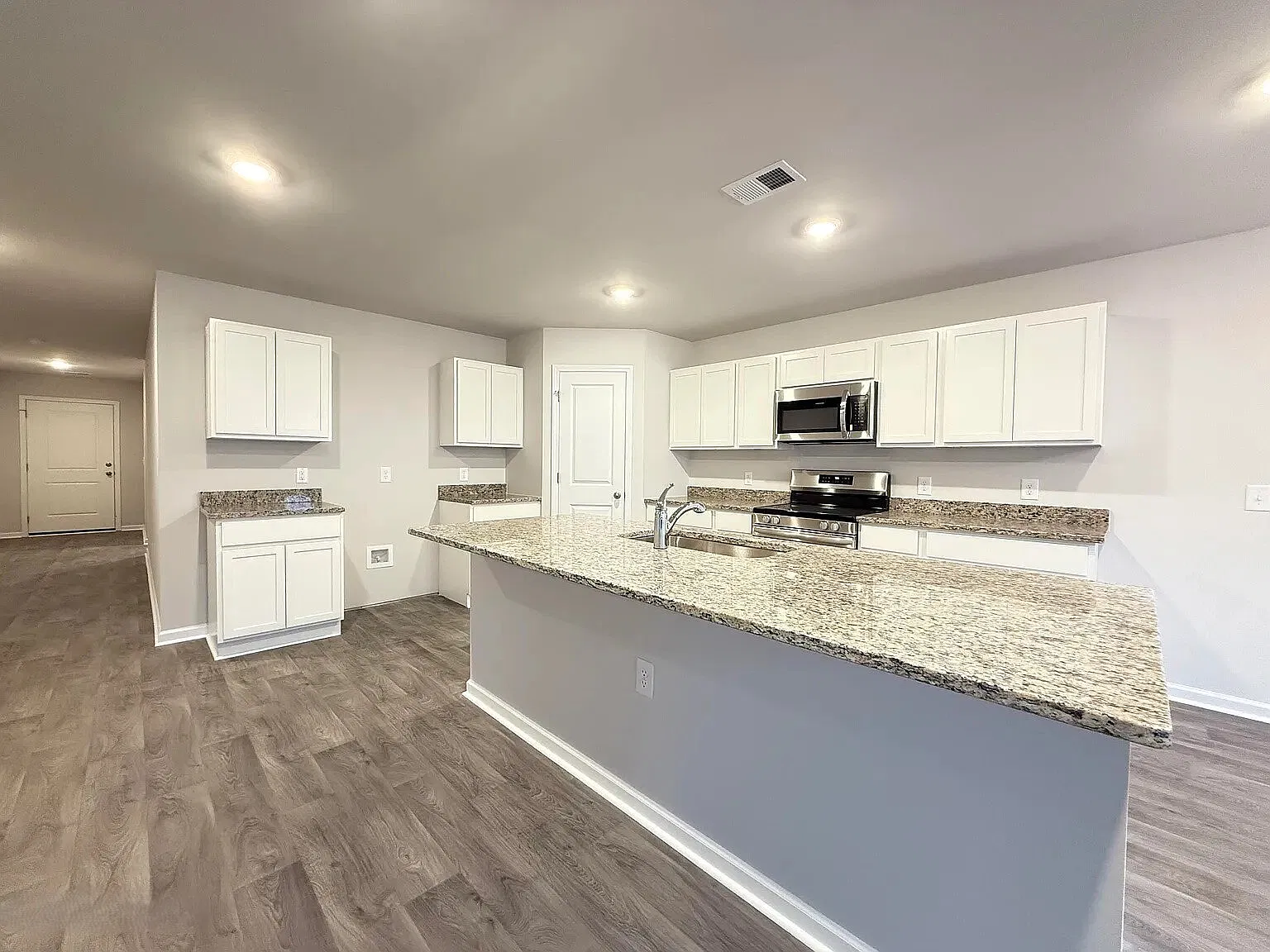 4 bed, 3.0 bath, 1842 sqft, $2,075 — Photo 4