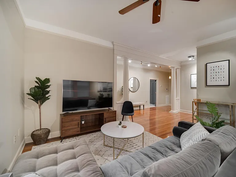 504 E 6th St #102 — Photo 16