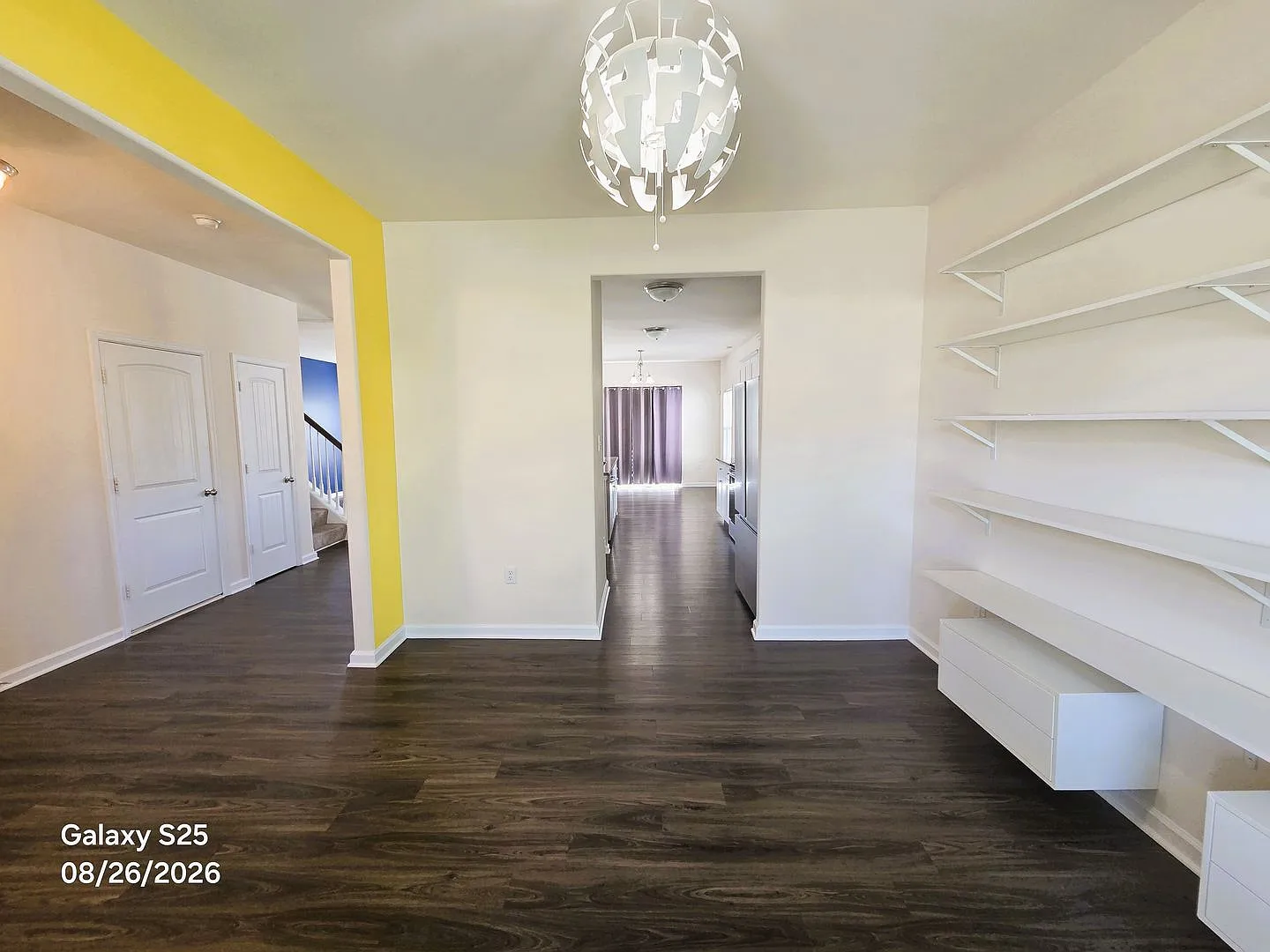 Large transitional with lots of room for entertainment on quiet cul-de-sac in Castleton Subdivision. — Photo 4