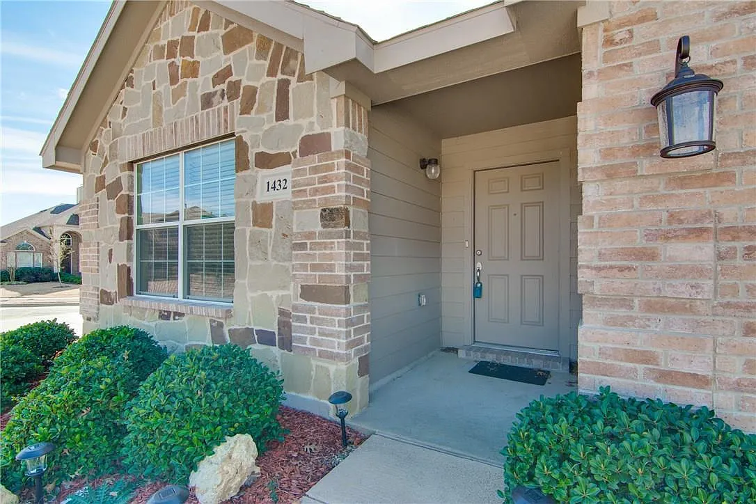 3 bed, 1921 sqft, $2,100 — Photo 3