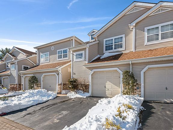2nd image of 27 Carriage Ln