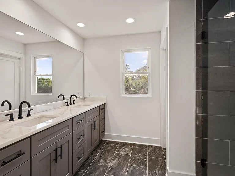 2714 Batavia St — Photo 24