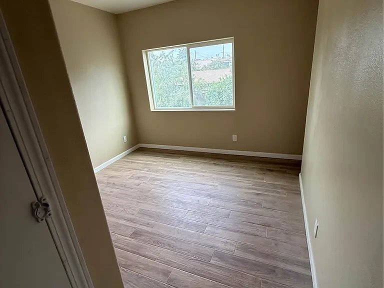 627 1/2 S Rowan Ave — Photo 14