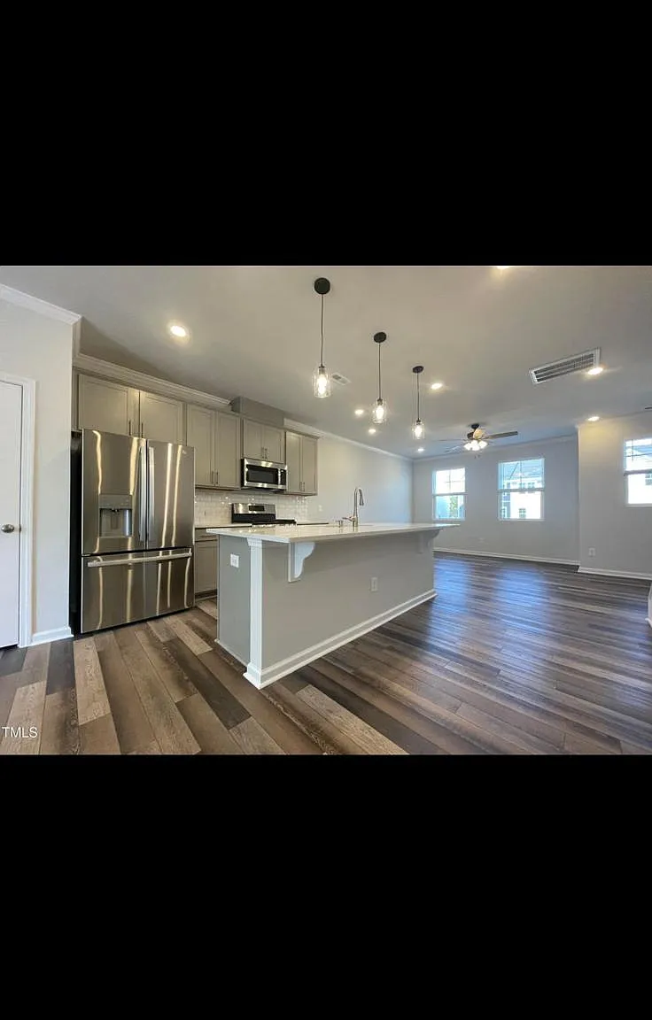 3 bed, 3.5 bath, 1734 sqft, $2,050 — Photo 4