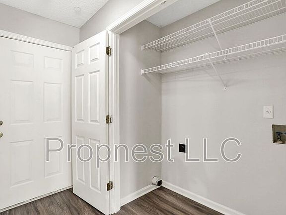4th image of 802 Barrington Woods Cv #B
