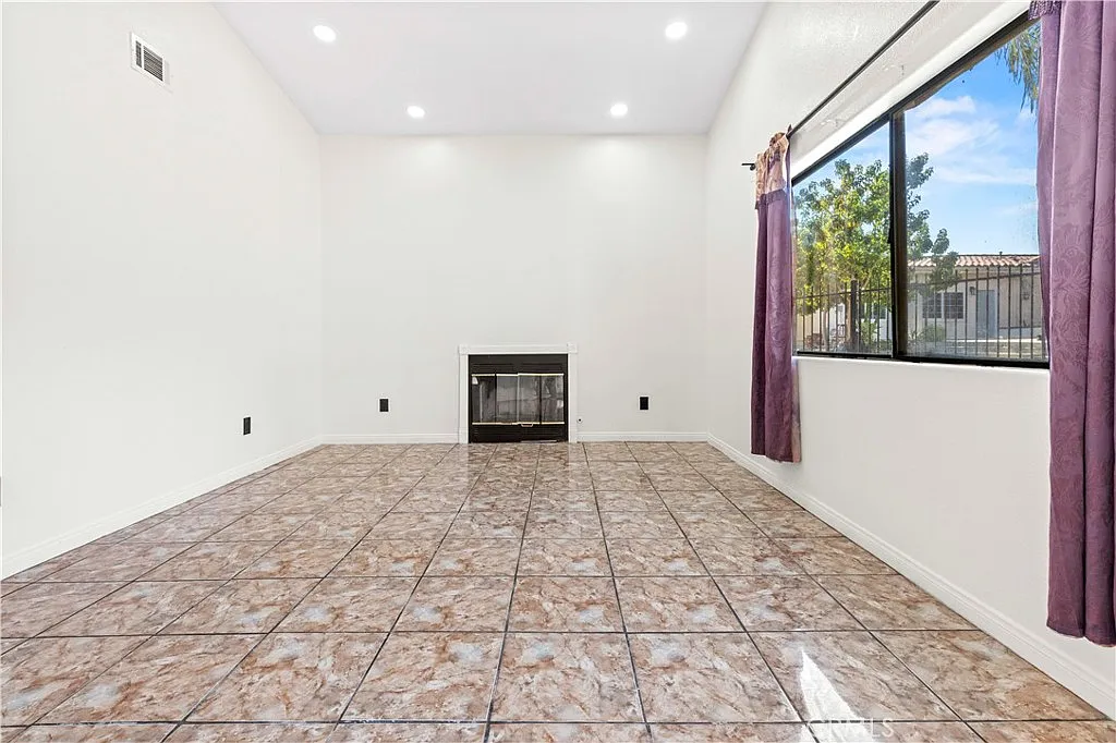 3 bed, 950 sqft, $3,250 — Photo 2