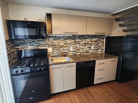 3rd image of 325 E 6th St APT 7