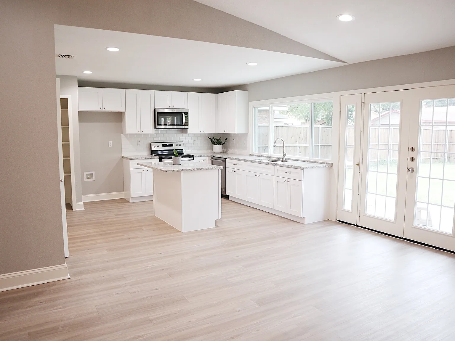 3 bed, 1460 sqft, $2,345 — Photo 4