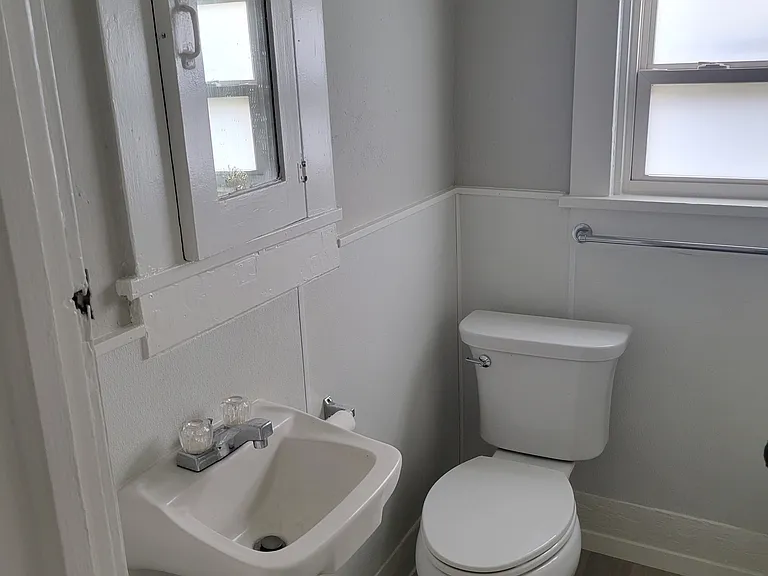 314 N Elm St — Photo 5