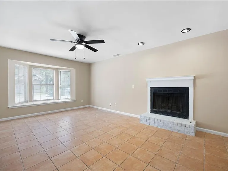 2898 Lakemont Dr SW — Photo 2
