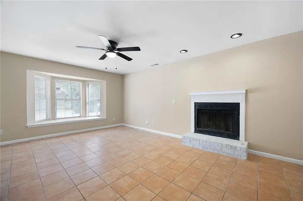 Building Photo - 2898 Lakemont Dr SW