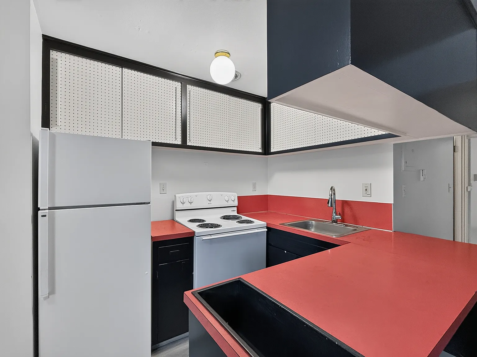 Garden Apartments // Seattle // 1320 14th Ave S // 1319 15th Ave S - 15 — Photo 4