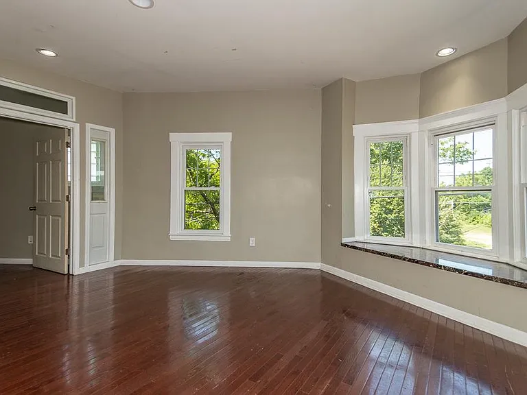 15416 Saranac Rd — Photo 9