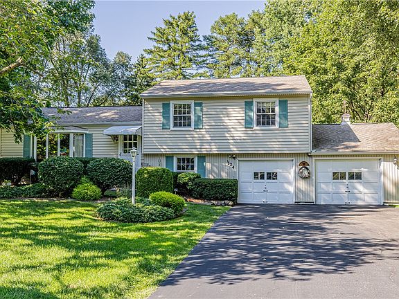 2nd image of 24 Shire Oaks Dr