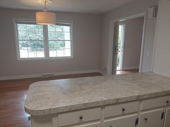 4th image of 34 Vincent Dr