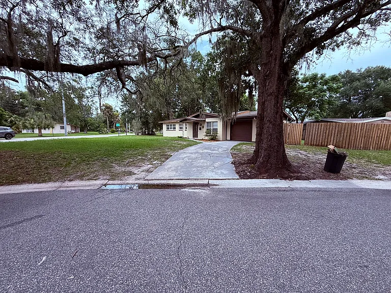213 Thomas Dr — Photo 2