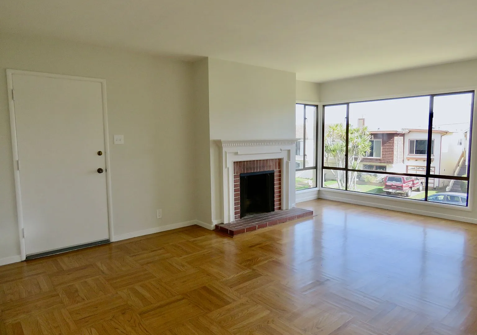Updated Westlake Midcentury House — Photo 2