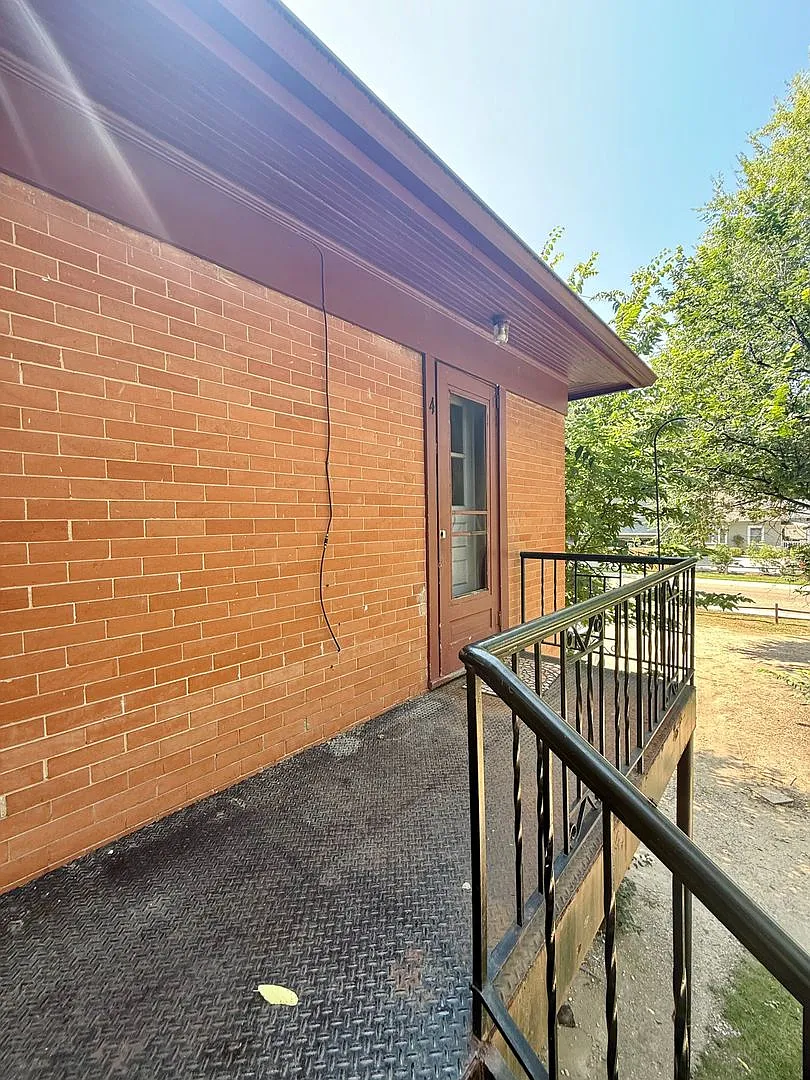 Best Kept Secret! Great Price On This Wonderful One Bedroom! — Photo 2