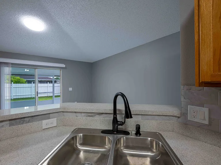 6920 Playpark Trl — Photo 31