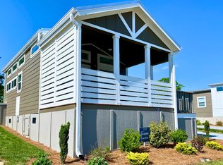 121 Breezy Meadow Ln, Flat Rock, NC 28731