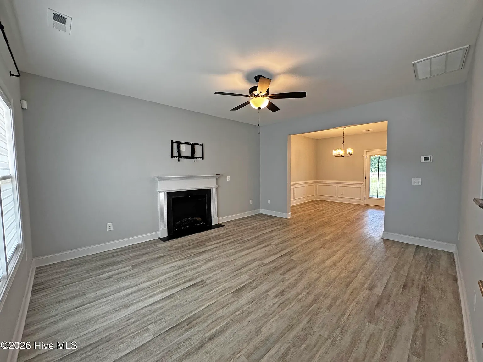 4 bed, 3.0 bath, 2107 sqft, $2,600 — Photo 2