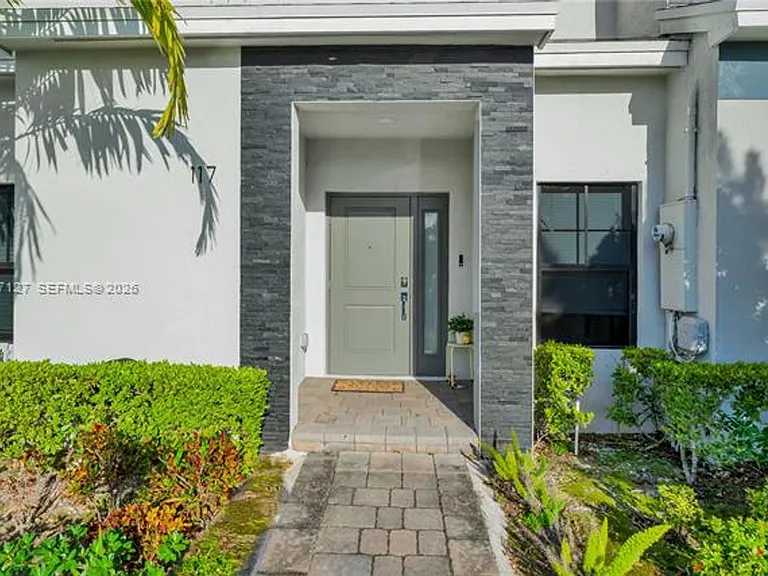 117 NE 3rd Ct #Townhouse 117 — Photo 4