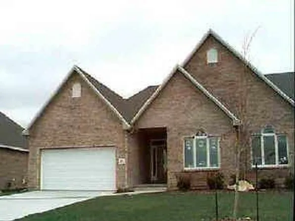 106 Hawthorne Lake Dr, Bloomington, IL 61704