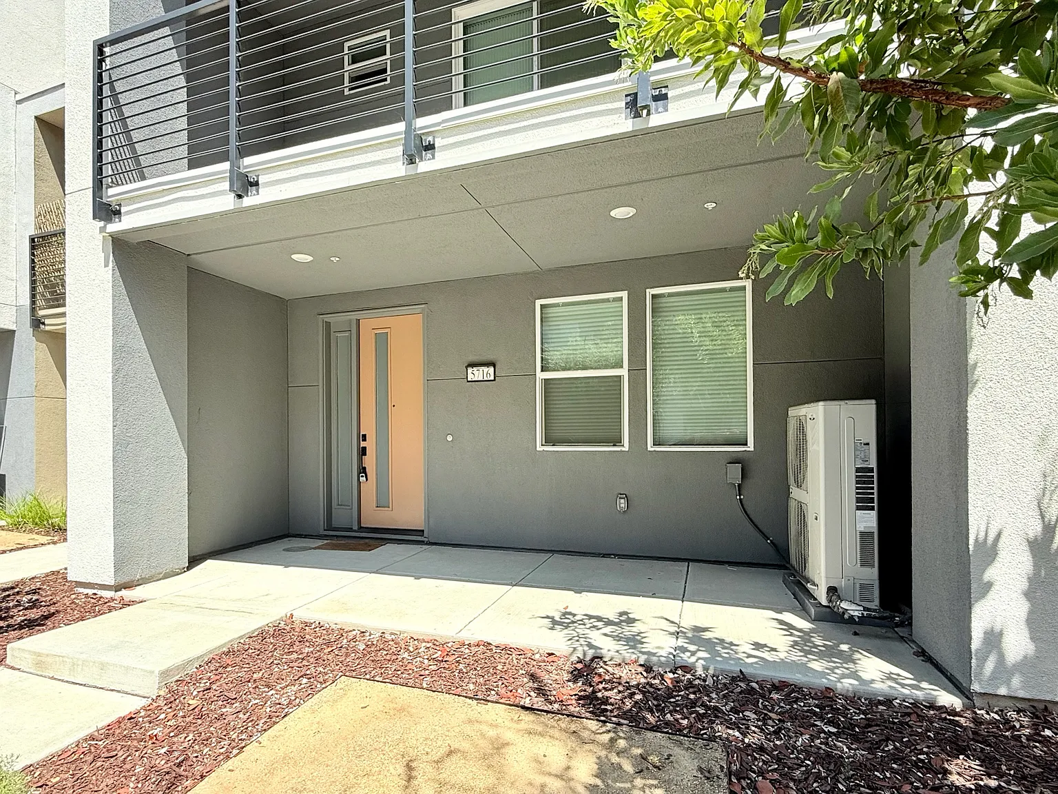 3 bed, 3.5 bath, 2016 sqft, $4,950 — Photo 2