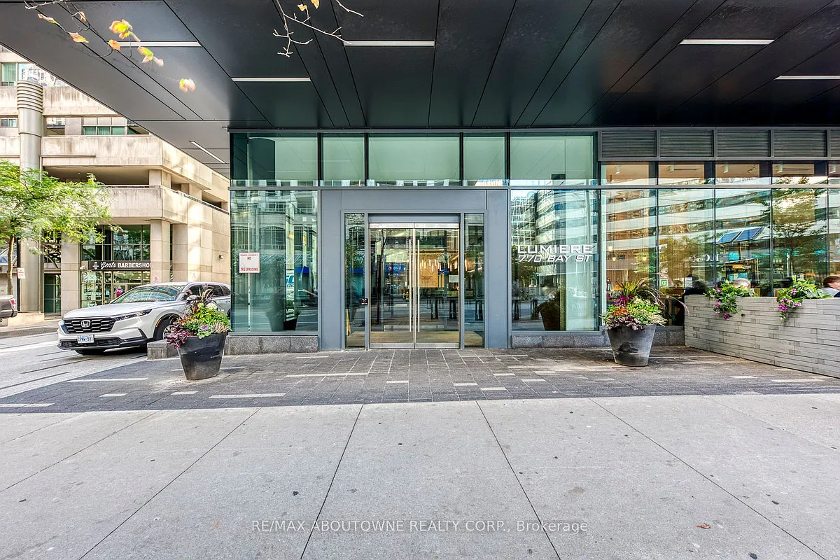 Building Photo - 770 Bay St #202