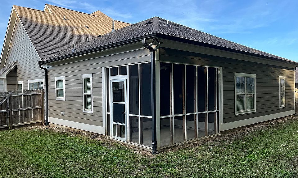 2nd image of 920 Valley Cir