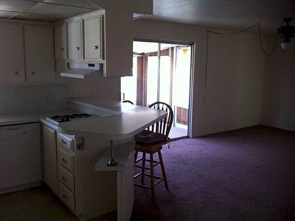 Breakfast bar/ familyroom