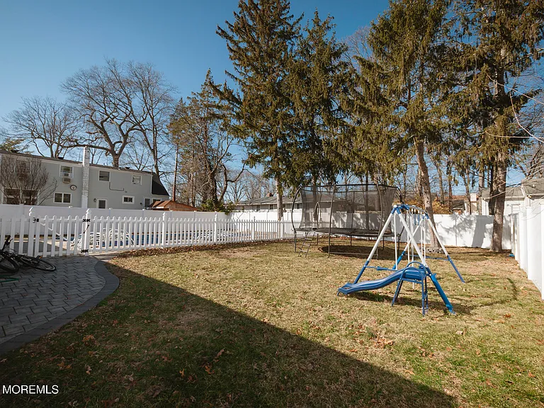 295 Roosevelt Ave — Photo 33