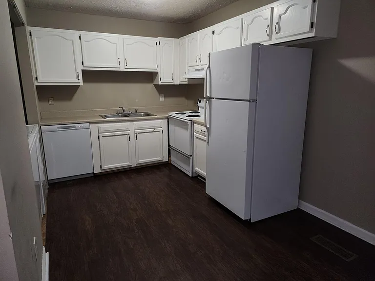 904 Hillwood Dr #D — Photo 7