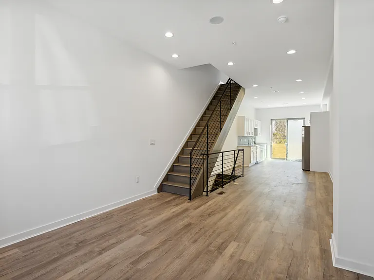 721 N De Kalb St — Photo 4
