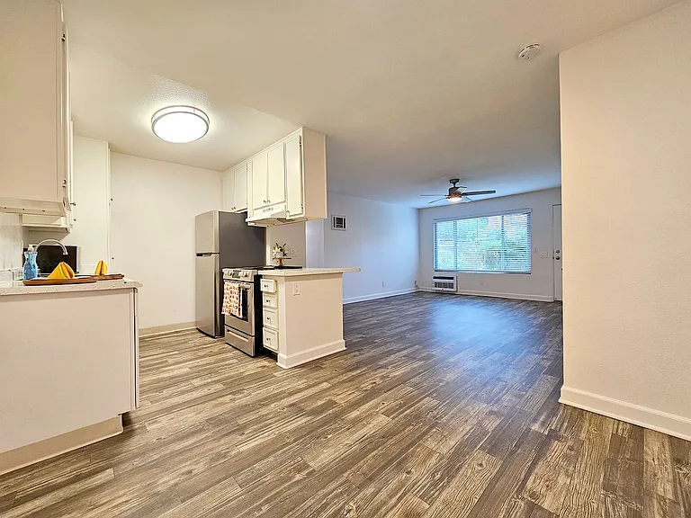Parklane Apartments — Photo 94
