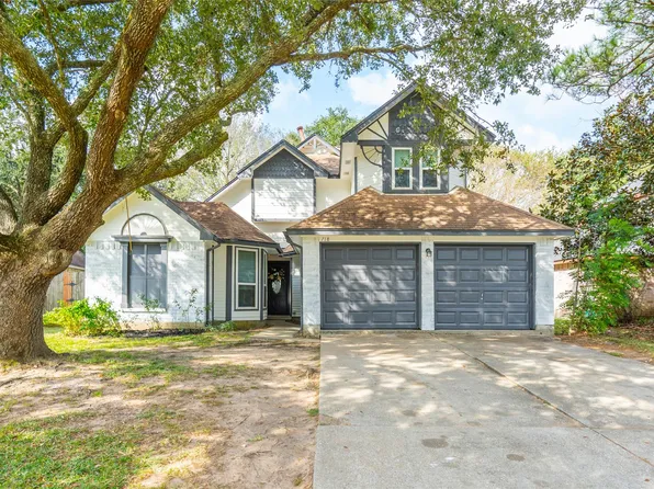 718 Regency Ct, Friendswood, TX 77546