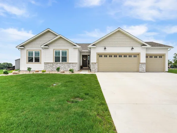411 Crestview Ln, Lake Mills, WI 53551