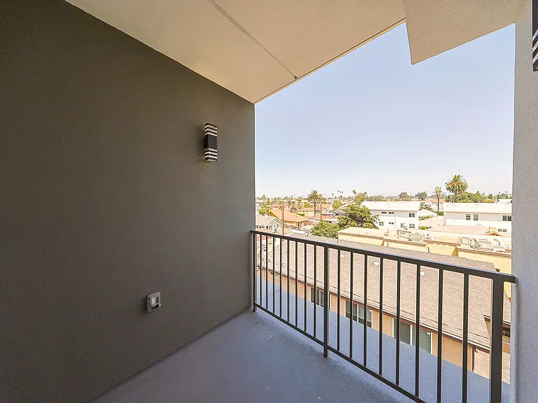 1317 W Jefferson Blvd — Photo 20