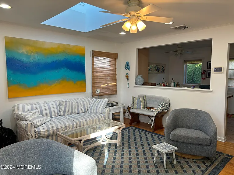 206 Beach Ave — Photo 3