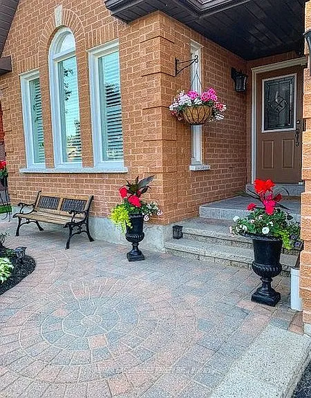 61 Silverbirch Pl — Photo 2