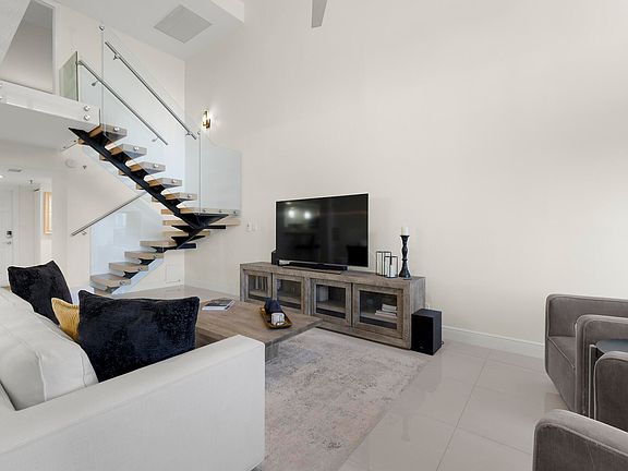 3rd image of 665 SE 21st Avenue #104