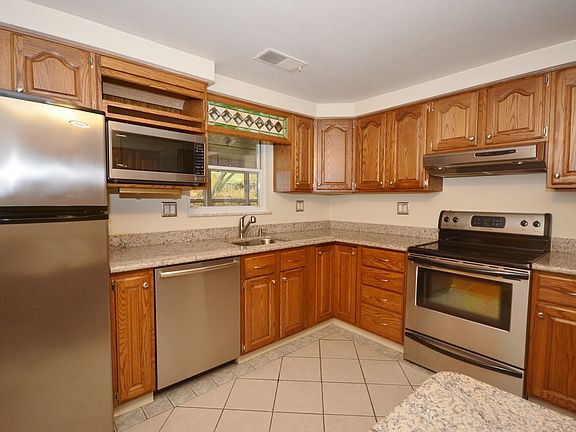 Kitchen w/granite, ss app.