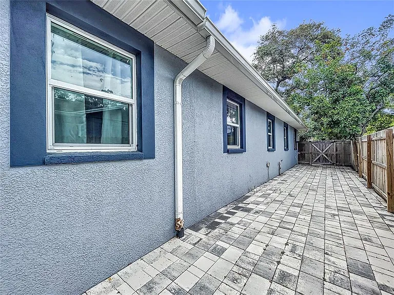 6809 S Himes Ave — Photo 21