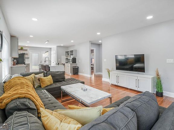 2nd image of 992 Beckwith St SW