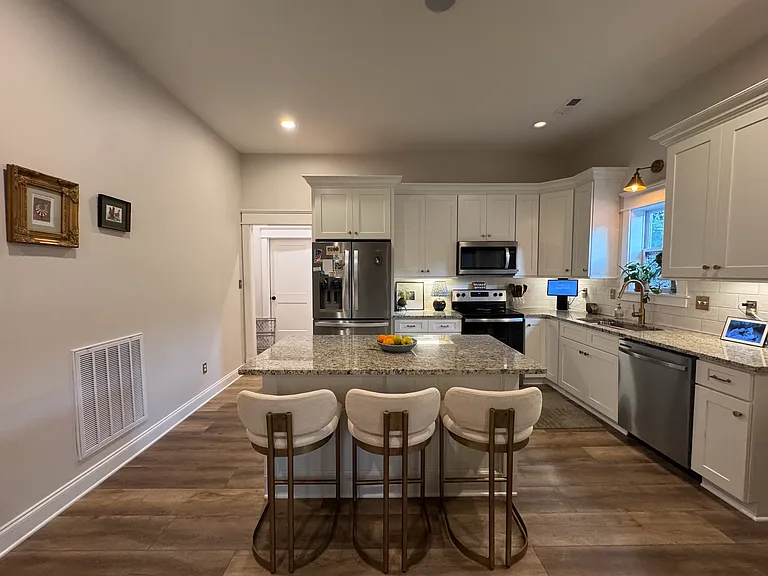 2102 Bernhurst Dr — Photo 7