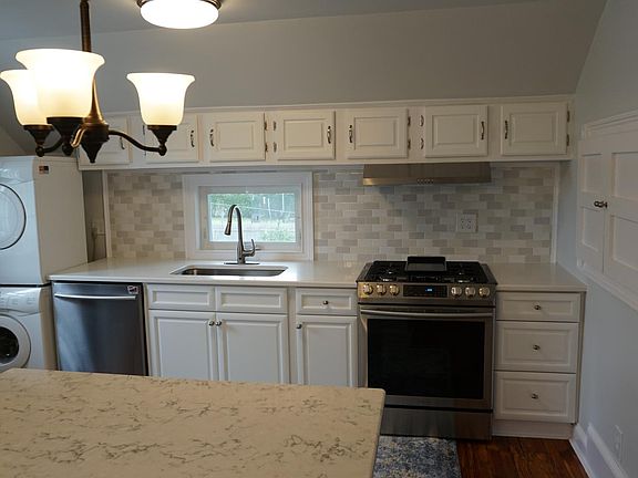 Kitchen and washer/dryer