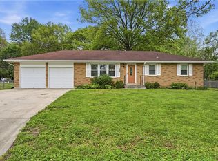 705 SW Maple Ln, Oak Grove, MO 64075