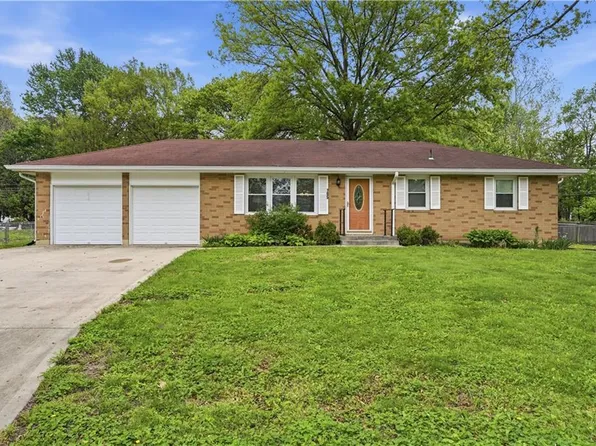 705 SW Maple Ln, Oak Grove, MO 64075