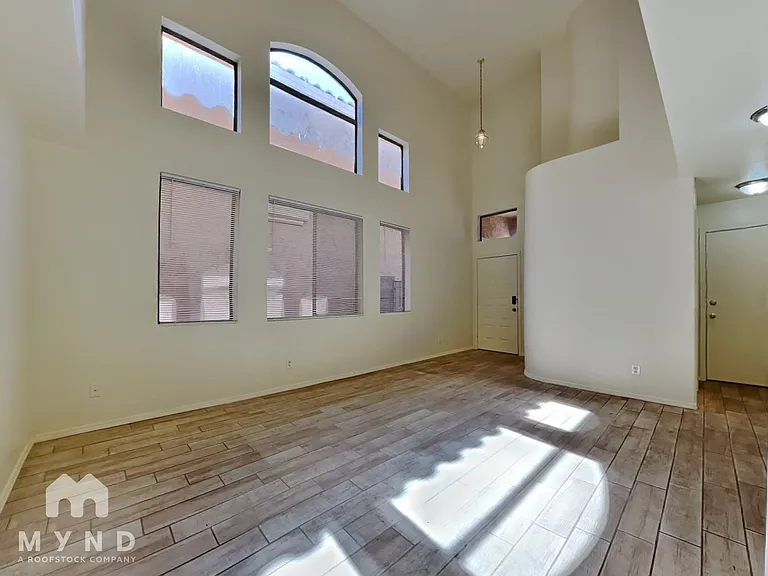 10524 W Almeria Rd — Photo 2